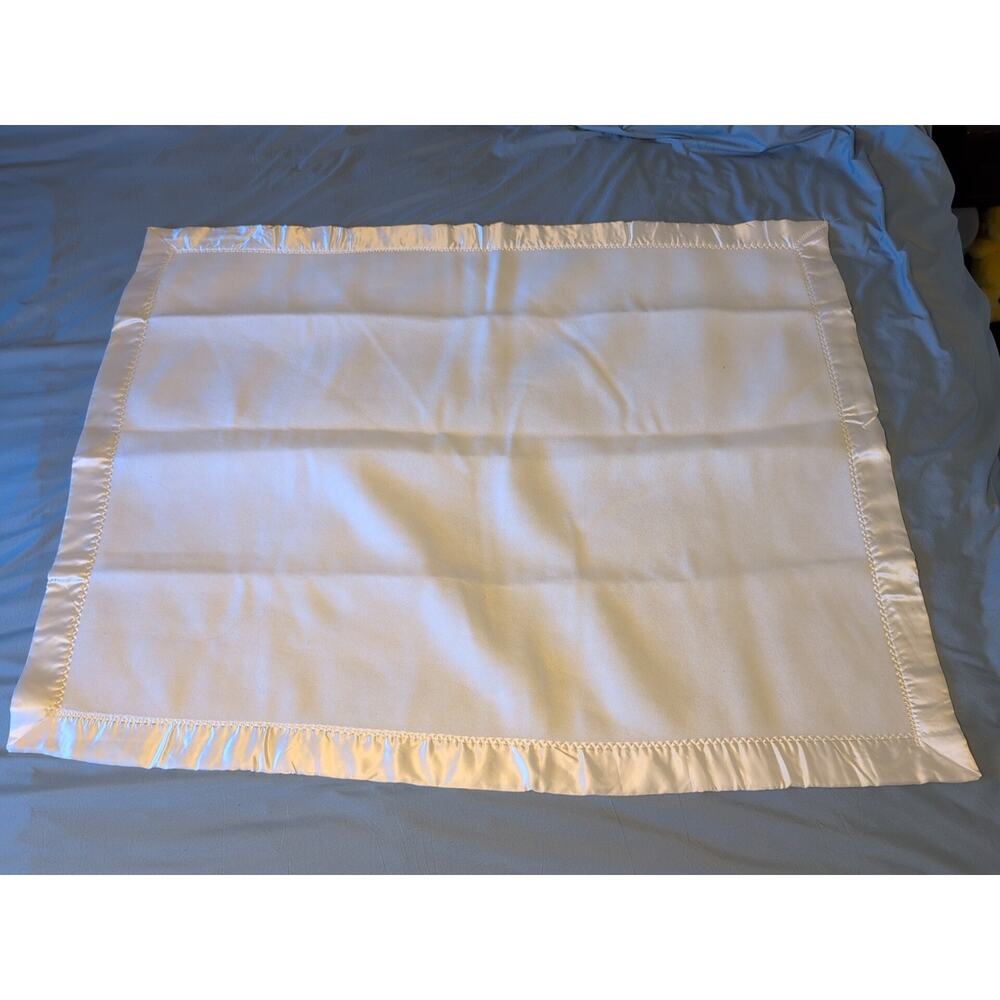 VTG NWOT Baby‎ Quiltex Ivory Cream Satin Trim Baby Blanket Acrylic 36x47 USA